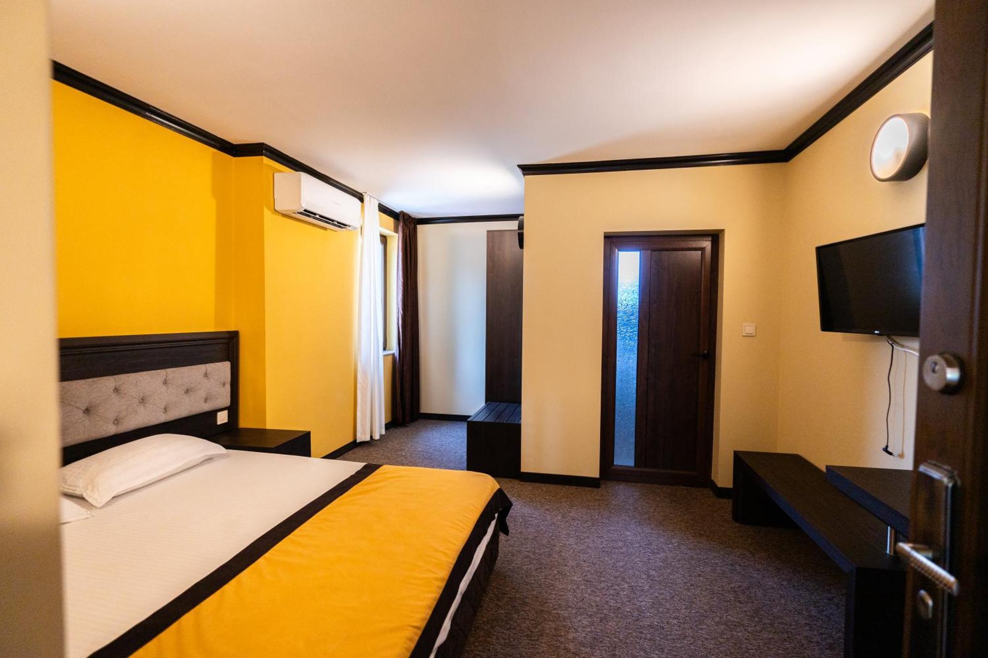 Family Hotel Bunara Brestnik Exterior photo
